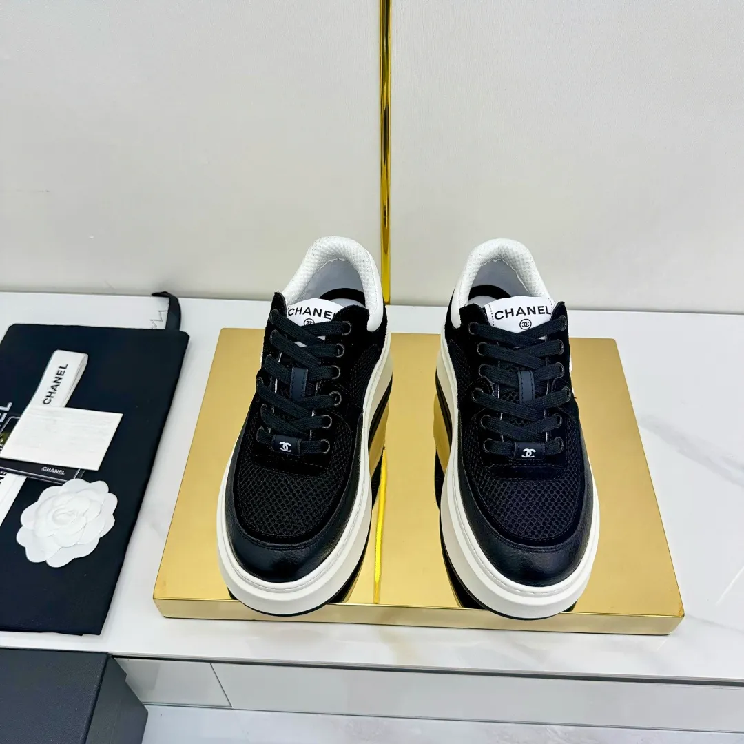 👟👟Ex-factory price 600👟👟 Upgraded version, upgraded version, upgraded version! No rebuttal accepted! ! ! ! Chanel Chanel panda shoes! 2025 counter's top casual sports shoes. This classic design; the upper is electro-embroidered with a variety of techniques; the outsole is fashionable and sporty; the unusual inclusion of a variety of color matching elements... The diversified mix and match is very good-looking and versatile, and can be used for leisure, fashion, sports, and outdoor... ꫛꫀꪝ Go➫ Materials: ❶Upper made of: original imported first-layer silk cowhide + original waterproof cloth + original first-layer cowhide ❷Inner lining: Original Yangli+Net ❸Outsole based on: Original TPU combination outsole Counter boutique packaging complete set for women 35–41 👉 👉 👉 👉 👉